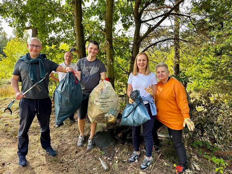 A photo of Euronet Poland employees at their Day of Caring